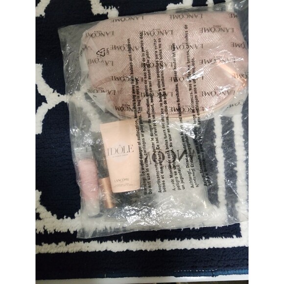 Lancome Body creme, Mascara parfum, lip gloss with free pouch NEW - Picture 3 of 3